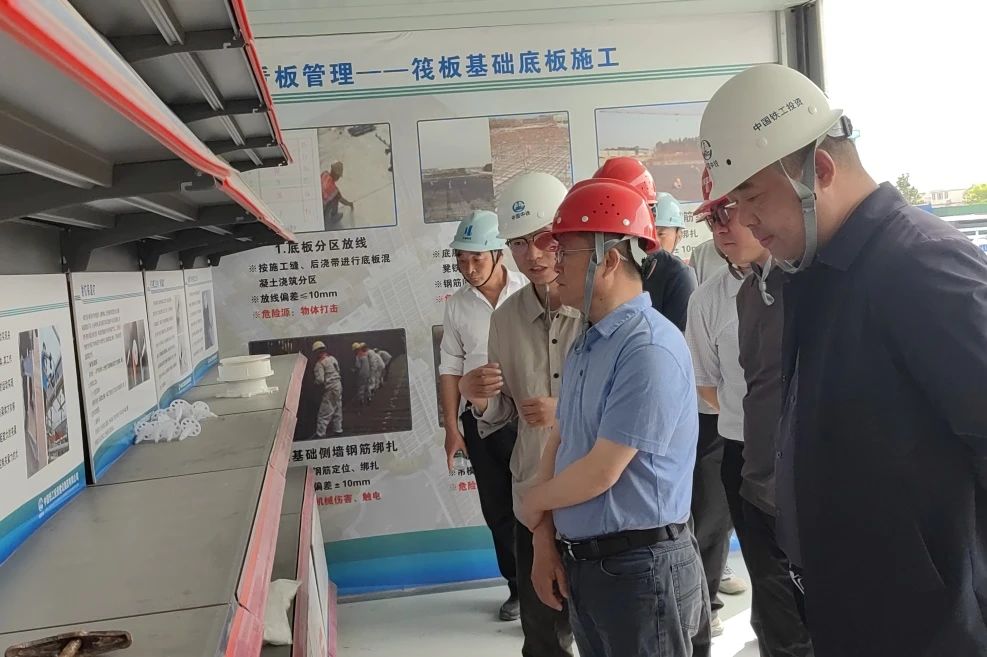 1752562670554811.jpg 南京市六合區(qū)人大常委會副主任、龍袍新城常務副指揮長薛其松到南京龍袍項目檢查指導工作.jpg